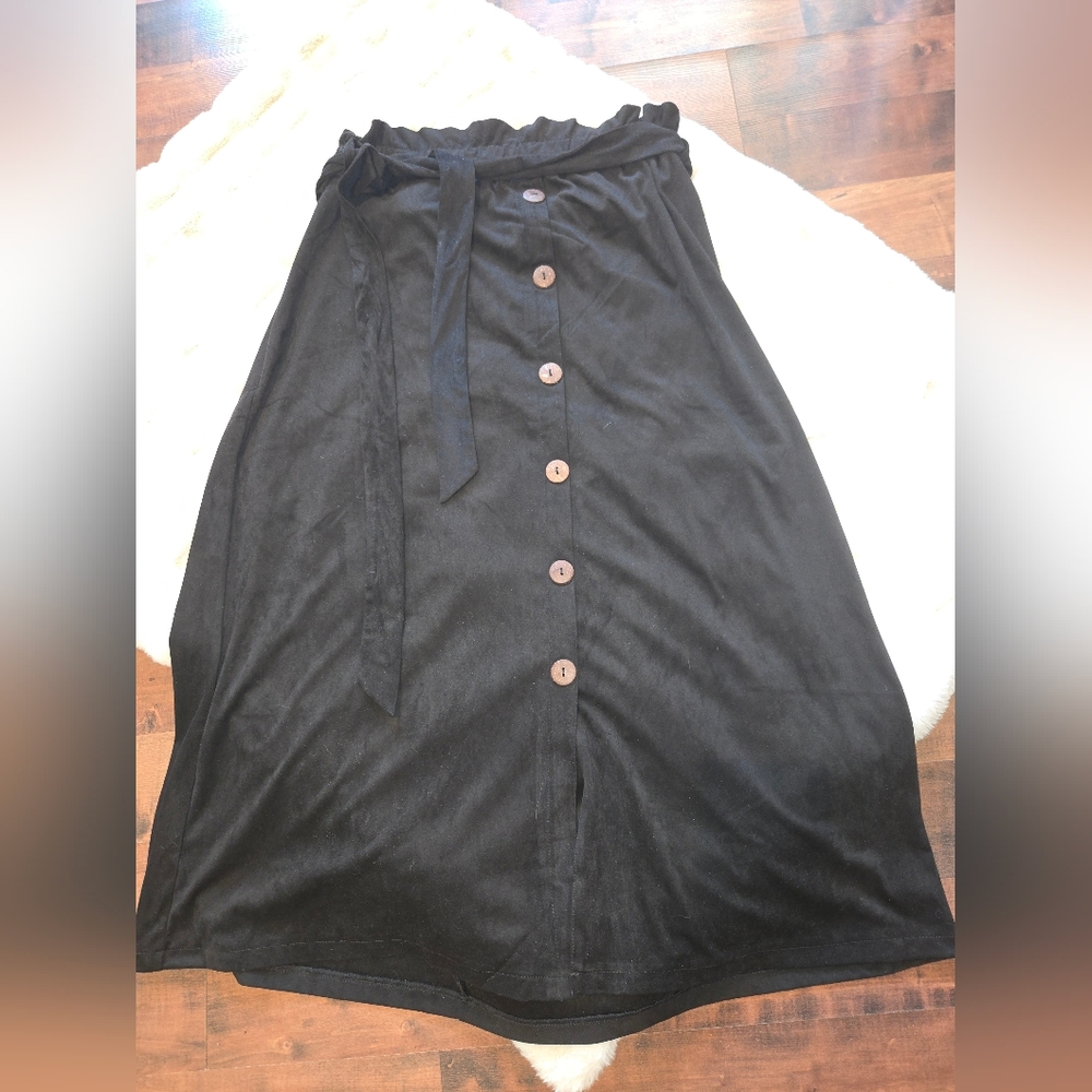 Kate & Mallory Black Faux Suede Button Front Midi Skirt Paperbag Waist [Large]